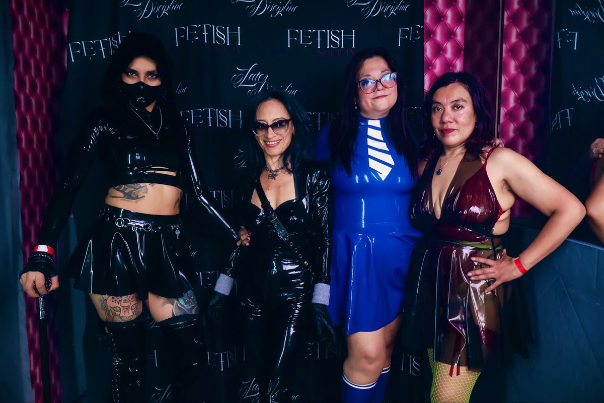 domina_cybele's tweet photo. Siempre es un placer brillar junto a amigas queridas, y a mi lado mi fiel fámula, wanda le pute

@DommeJaguar 
@MeztliDomme 
@morrimoiselle 

En la noche de @fetishsocietymx 
📸:@fr_gu_1980 https://t.co/cjphKIqQnR