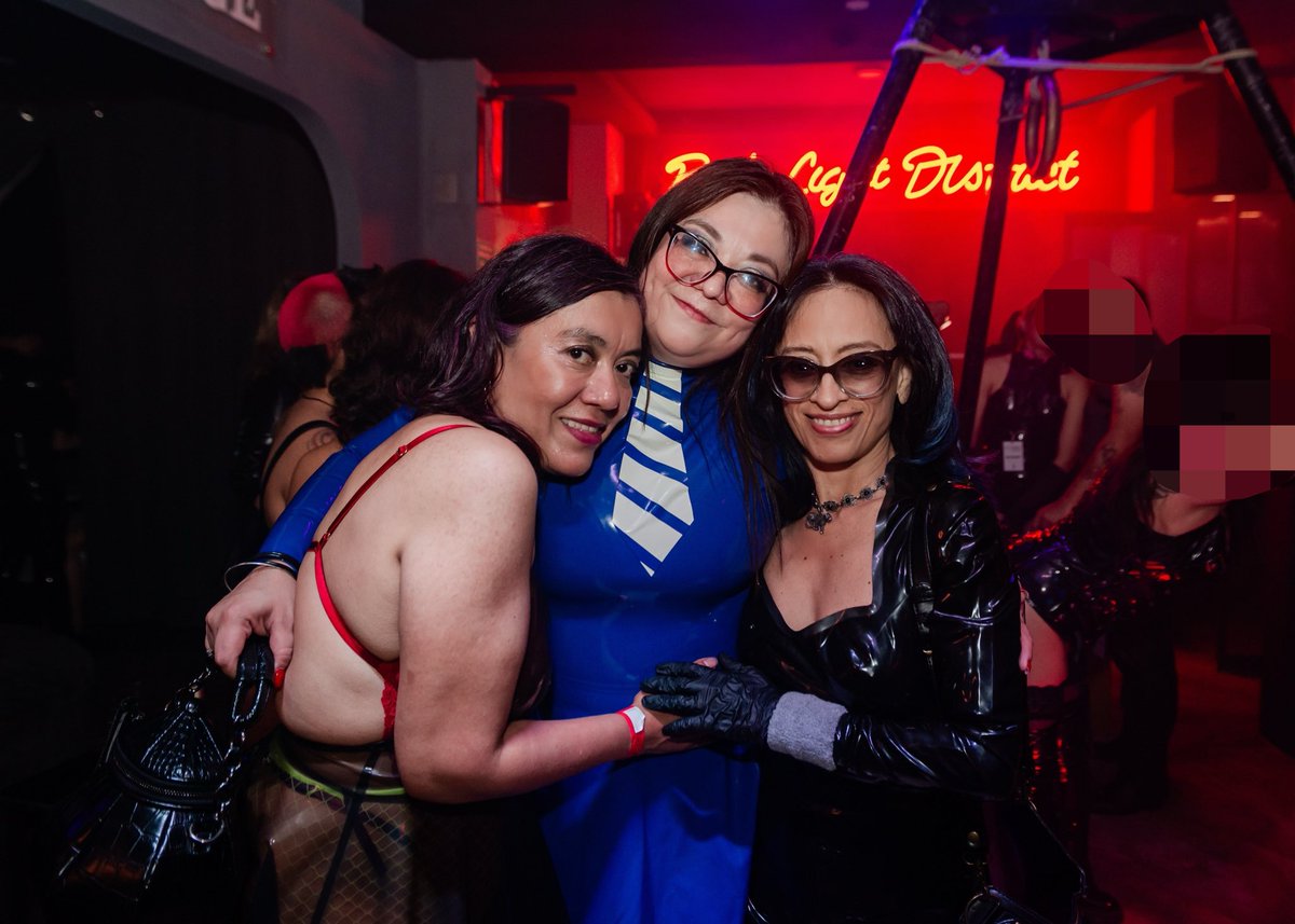 domina_cybele's tweet photo. Siempre es un placer brillar junto a amigas queridas, y a mi lado mi fiel fámula, wanda le pute

@DommeJaguar 
@MeztliDomme 
@morrimoiselle 

En la noche de @fetishsocietymx 
📸:@fr_gu_1980 https://t.co/cjphKIqQnR