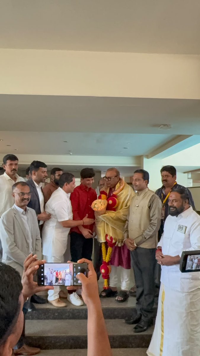 SaidappaGutted1's tweet photo. ಬೆಂಗಳೂರಿಗೆ ಆಗಮಿಸಿದ
Vellappally Natesan ಅವರನ್ನು
ಬಿಎಸ್‌ಎನ್‌ಡಿಪಿ ರಾಜ್ಯಾಧ್ಯಕ್ಷರಾದ
ಶ್ರೀ ಸೈದಪ್ಪ ಕೆ. ಗುತ್ತೇದಾರ್ ಅವರು ಆತ್ಮೀಯವಾಗಿ ಭೇಟಿ ಮಾಡಿದರು.

#sndpkeralapresident #SNDP #bsndpfoundation #bengaluru #karnataka #keralacity #kerala #saidappaguttedar #vellapallynatesan #thushar_vellappally https://t.co/bUZY8UTg15