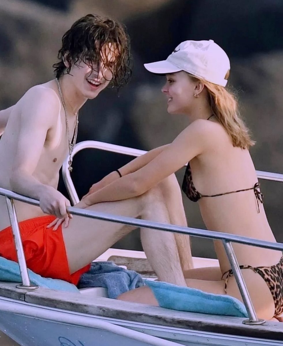 Rachi__01's tweet photo. One of Hollywood's cutest young couples. ( Timothée Chalamet &amp; Lily-Rose Depp ) . https://t.co/tO1JRmYgqf