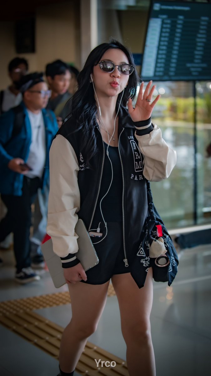 yrco__'s tweet photo. 👋🏻 @Aralie_JKT48 

04.07.26
📍Juanda Airport, Surabaya https://t.co/InAR2UfW4Y
