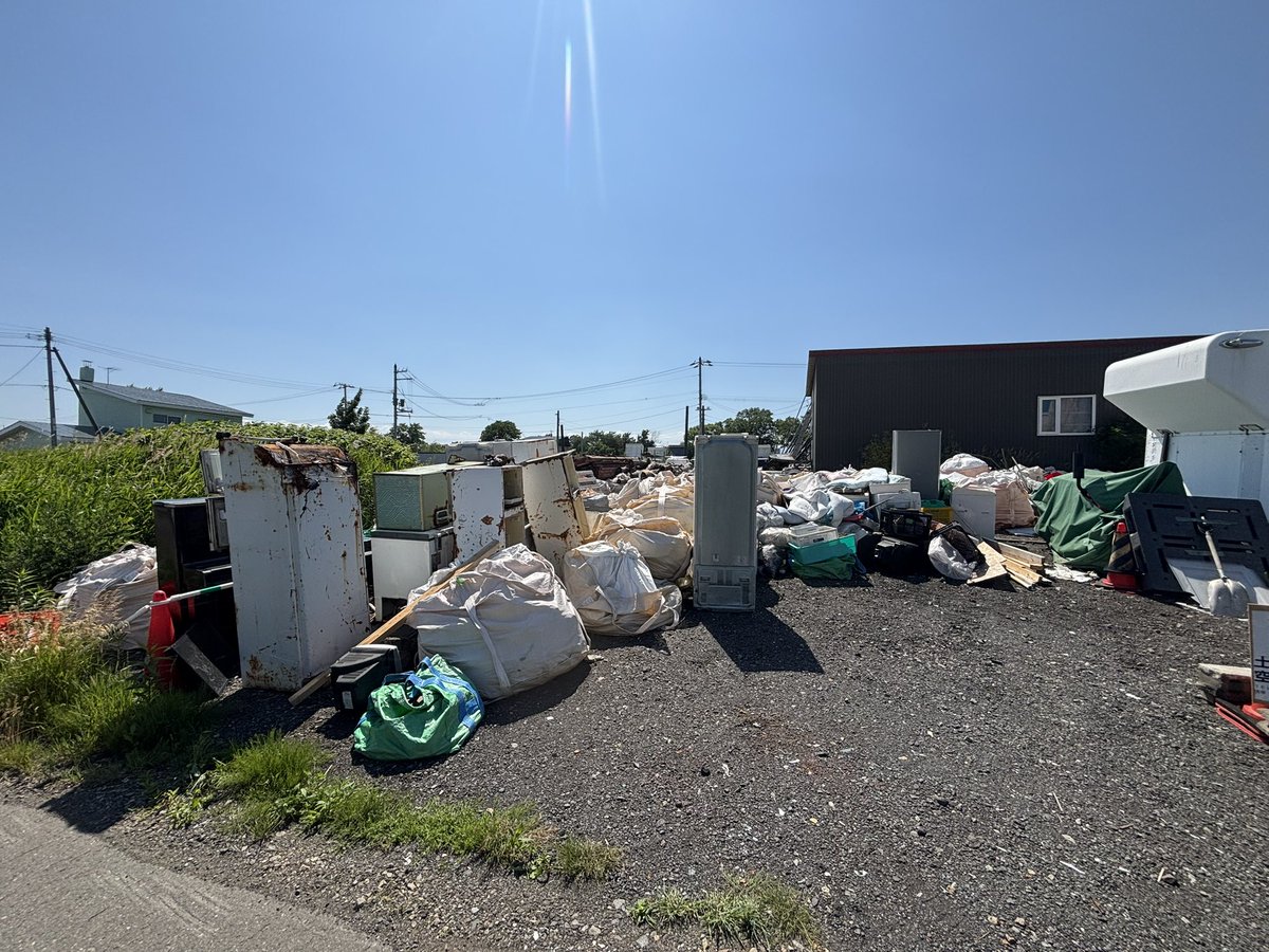 g1126197's tweet photo. 社長が突然死した片付け業者に貸してた資材置き場
遺骨までありました泣
色々頑張ります https://t.co/32xL8XdF9k