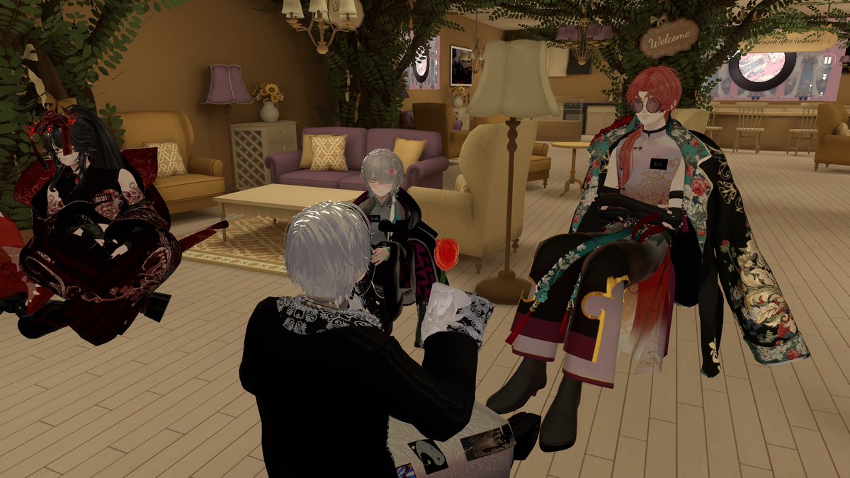 vrc_kasenrou's tweet photo. ❁⃘練習会の様子❁⃘

昨日は集まれたお花たちで営業を盛り上げるための話し合い！
ペアをする相手を決めるのに、なりたい相手にお花を渡すことになった場面も！？
今夜のペアもお楽しみに♡

本日も21:55～グループ＋にて、男性キャストによる薫仙楼です。
皆様のご来店お待ちしております。 https://t.co/qQ6OJOWySD