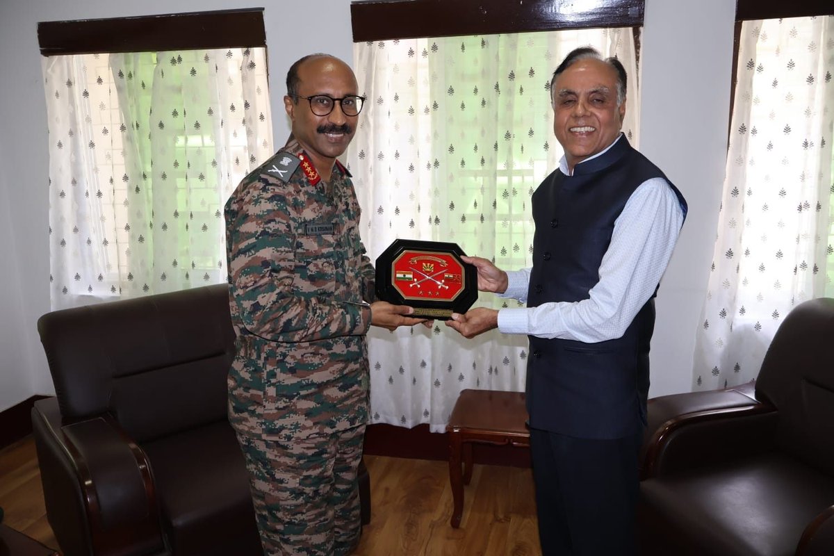 easterncomd's tweet photo. Lt Gen VMB Krishnan, #ArmyCdrEC, interacted with Lt Gen Amarjeet Singh Bedi (Retd.), Chairman of the Ceasefire Monitoring Group #CFMG, #Nagaland and discussed measures to enhance synergy among stakeholders and reinforce ongoing efforts towards effective ceasefire management and lasting stability in the region.

लेफ्टिनेंट जनरल वीएमबी कृष्णन, #आर्मी_कमांडर, #पूर्वी_कमान ने #नागालैंड में सीज़फायर मॉनिटरिंग ग्रुप #CFMG के अध्यक्ष लेफ्टिनेंट जनरल अमरजीत सिंह बेदी (सेवानिवृत्त) से मुलाकात की।
इस दौरान विभिन्न पक्षों के बीच बेहतर समन्वय बढ़ाने तथा क्षेत्र में प्रभावी युद्धविराम व्यवस्था और स्थायी शांति एवं स्थिरता सुनिश्चित करने के लिए जारी प्रयासों को और सुदृढ़ करने पर चर्चा की गई।

#IndianArmy 
#EasternCommand
#Synergy
#भारतीय_सेना 
#पूर्वी_कमान

@adgpi
@official_dgar
@ProDefKolkata
@prodefkohima
@MyGovNagaland
@LokBhavanKohima
@CmoNagaland
@PIB_India
@Spearcorps
@SpokespersonMoD

Facebook - https://t.co/a9K6IcL7Fj
Instagram - https://t.co/GccVnKFQvl