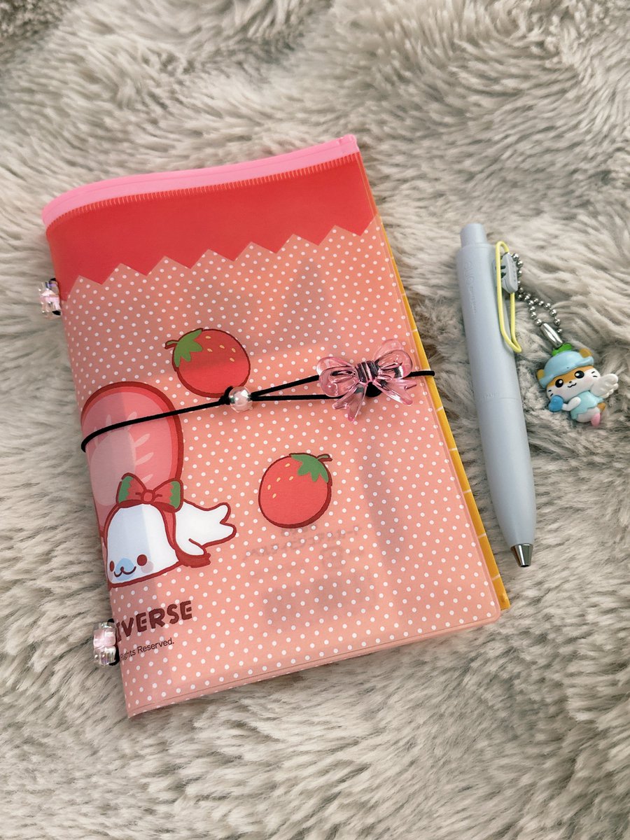 meat29029's tweet photo. ロルバーン100用の手作りカバーを作ってみた❣️
ダイソーに売っているサンエックスのファスナーケースとビーズやらで装飾しながら作ったら想像以上に可愛くできた😂💓
ミニクリアファイルもセットしたのでいろいろ収納できる🥹

#ロルバーン　#ロルバーン100 https://t.co/S1GsNkhZp5