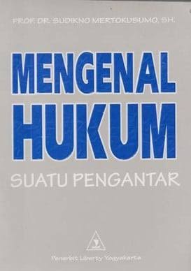 dosenhukumnotes's tweet photo. setiap mahasiswa hukum Indonesia, yang beneran belajar, pasti baca "Mengenal Hukum" karya begawan hukum, Prof. Sudikno Mertokusumo.

yang menarik, setelah setelah membaca kisah hidup beliau, saya merasa warisan terbesarnya bukan hanya buku dan karya beliau. Tapi juga teladan hidup dari beliau.

beliau pernah menjadi hakim, ketua pengadilan, dan guru besar. Namun saat pensiun, beliau belum memiliki rumah pribadi. Ketika ditawari tanah murah, beliau menolak. Kalimat beliau sederhana, “satu rumah saja cukup. Kita tidak perlu menumpuk kekayaan.”

ada satu kisah kecil yang menarik. Ketika anak-anaknya mencarikan sopir untuk mengantar mengajar, suatu hari sopir itu terlambat datang. Prof. Sudikno memilih menyetir sendiri ke kampus. Di jalan mereka berpapasan. Alih-alih berhenti dan meminta sopir menggantikannya, beliau justru mempersilakan sopir itu duduk di kursi belakang. Tidak ada kebutuhan untuk dilayani. Tidak ada gengsi jabatan.

di zaman ketika kehormatan sering diukur dari apa yang dimiliki, Prof. Sudikno menunjukkan, bahwa kehormatan lahir dari kesederhanaan, kecukupan, dan integritas.

mungkin karena itu pula, nama beliau hidup dalam teladan. Dan teladan selalu lebih sulit ditulis daripada buku.

sumber: https://t.co/h7erQnbZnT
