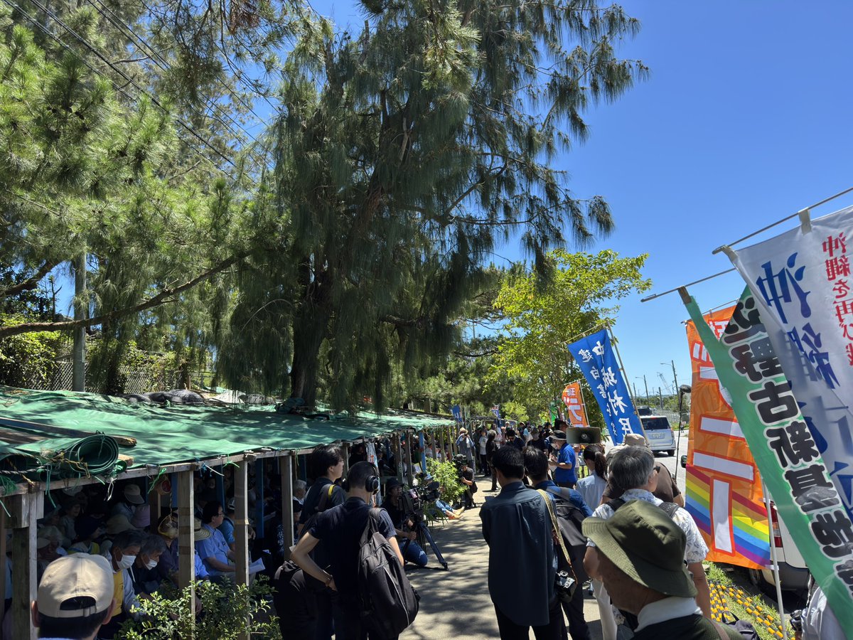 jcpshimabuku's tweet photo. 辺野古ゲート前県民大行動に参加しています。
集会を始める前に参加者全員で三月の事故でお亡くなりになったお二人に黙祷しました。
亡くなられたお二人に心からの哀悼の意を表します。 https://t.co/Tll2DmX0pJ