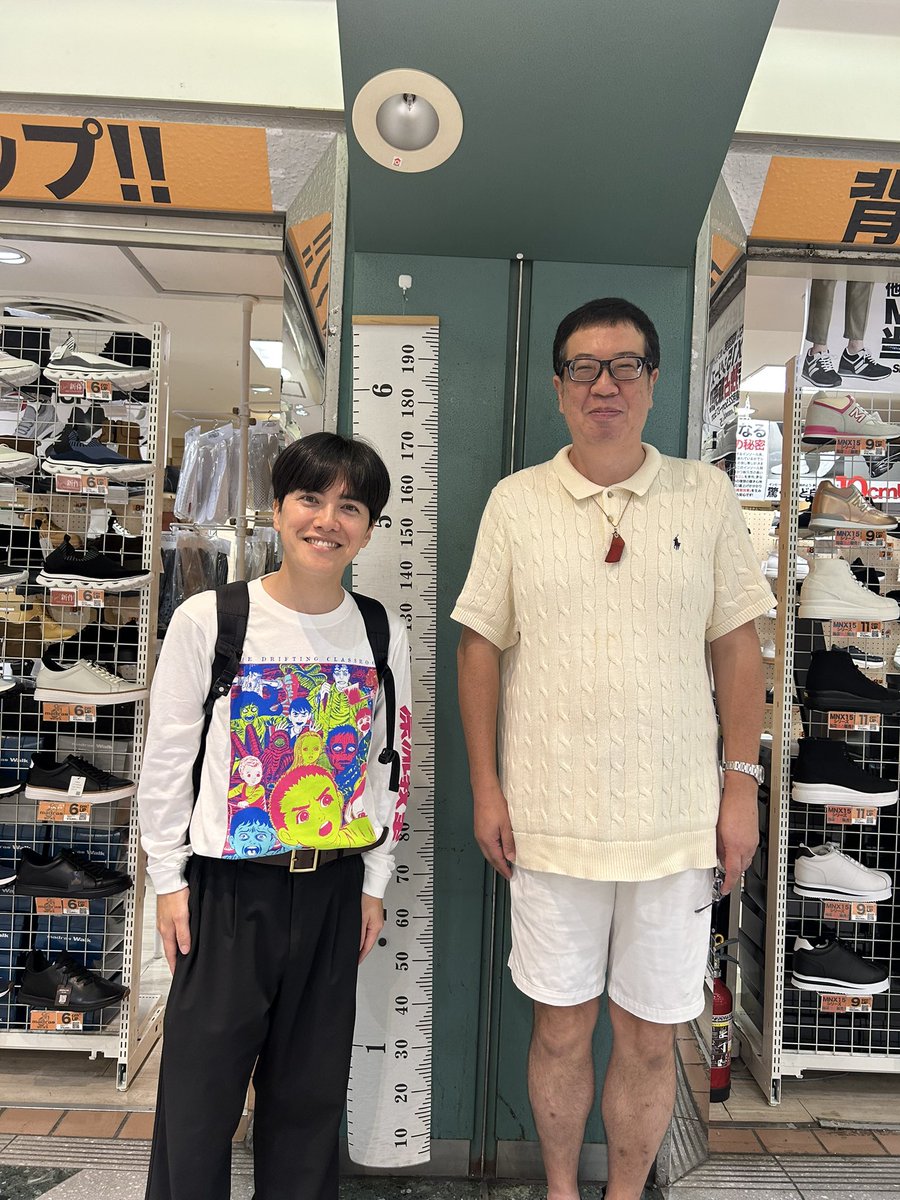 loveletterztame's tweet photo. 本日は関内でライブです！
関内ということで、我々の恩人であるシークレット靴専門店の店長に挨拶してきました。
皆様、ライブ前後に寄って身長高くしてみてください。
相変わらず店長は、シークレット靴が必要ないシンプルでか男でした。 https://t.co/ZlL0YbwWxf