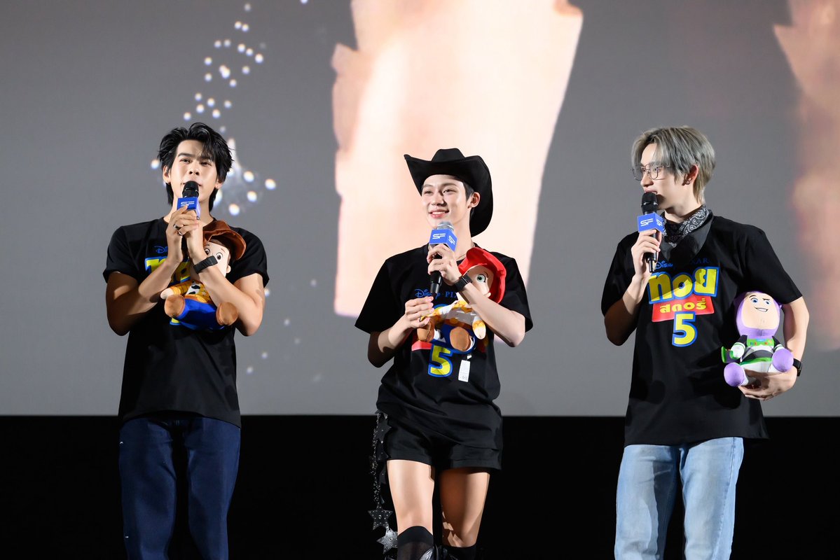 WeLoveSF's tweet photo. 💥บูส บูส ความสนุก! 
แฟน ๆ เติมพลัง กับ HONG, TUI, LEGO, LYKYOU
ในรอบพิเศษ #SFFriendsScreening TOY STORY 5 
ที่ SFW เซ็นทรัลเวิลด์ โรงภาพยนตร์ WORLD MAX CINEMA

📸ผู้โชคดีสามารถดาวน์โหลดภาพ GROUP PHOTO ได้ตั้งแต่วันนี้ - 10 ก.ค. 69
คลิกดาวน์โหลดภาพที่ 👉 https://t.co/K6JB0kicDo

นโยบายข้อมูลส่วนบุคคลเพื่อการประชาสัมพันธ์ของบริษัท ฯ 👉 https://t.co/0r6bllYIvm

เงื่อนไขเป็นไปตามที่บริษัทฯ กำหนด

TOYSTORY5 LYKYOU AND BRO

#SFxHongTuiLegoLykyou
#hongshihoshi #TuiChayatorn 
#Lego_Rapeepong #LYKYOU 
#SFxToyStory5
#ดูToyStory5ที่SF
#SFcinema 🍿❤