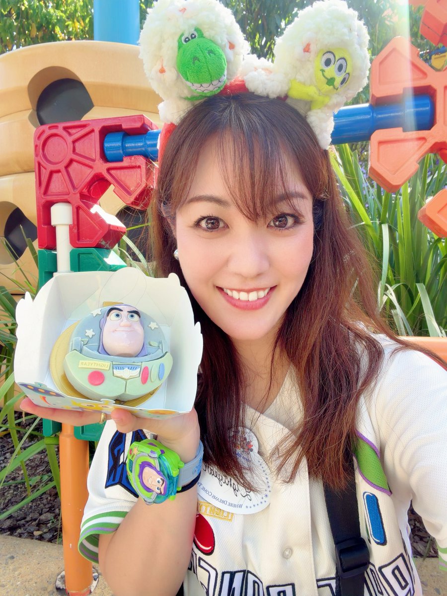 yuki_daisy14's tweet photo. 🌟『バズ・ライトイヤー・ヨーグルトバニラカシスムースケーキ』
🌟『トイストーリーサンデー/パイナップルかき氷とライムのソフト』

２つとも美味しかった😋💚💜

バズの顔がリアルすぎて食べるの躊躇った🤣
サンデーのカップめっちゃ可愛い💙

#香港ディズニー
#バズライトイヤー
#PIXER https://t.co/hYIs96eCYz