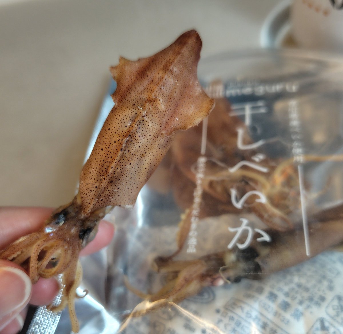 commune410's tweet photo. 干しべいか🦑可愛くて美味しい！最近のお気に入り。新大阪寄るたんびに買ってる！
···お酒全然足りんかったから、残り2匹は明日の新幹線で(チャック付きも気が利いてる！)♡ https://t.co/Rp28ljHbEr