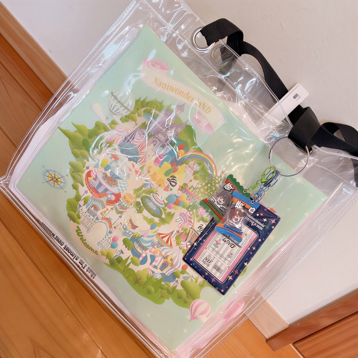 10nnw06's tweet photo. なにわちゃん今回トートバッグじゃなくてショッピングバッグだったけどどうしてもトートバッグが欲しかったからうちわポケットが入るクリアバッグ買ったぁぁぁ大正解ではぁぁぁ💯💮かわいすぎ😭✨緑のナイロンテープも買ったから福岡公演までにまでに持ち手緑にする🥺✨

#なにわ男子_ND5
#なにわ男子 https://t.co/rhbG7z4NCq