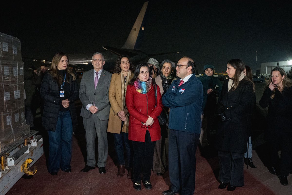 MaximoPavezC's tweet photo. En unos momentos saldrá un avión 767 de la @FACh_Chile rumbo a Venezuela para buscar a nuestros rescatistas y hacer llegar un segundo cargamento de ayuda humanitaria con 35.000 dosis de vacunas, elementos médicos y alimentación. Esto fue gracias a la colaboración público - privada coordinada por @Senapred , el Ministerio de Salud y el MDS.