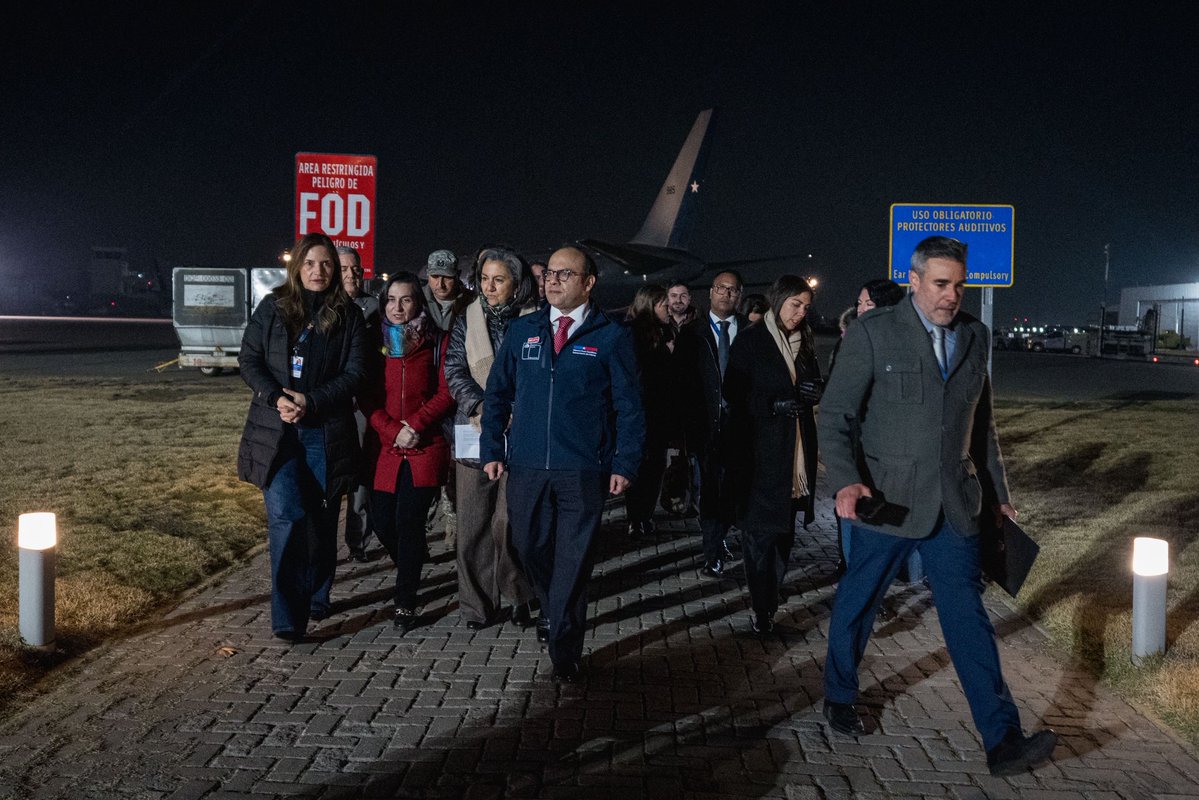 MaximoPavezC's tweet photo. En unos momentos saldrá un avión 767 de la @FACh_Chile rumbo a Venezuela para buscar a nuestros rescatistas y hacer llegar un segundo cargamento de ayuda humanitaria con 35.000 dosis de vacunas, elementos médicos y alimentación. Esto fue gracias a la colaboración público - privada coordinada por @Senapred , el Ministerio de Salud y el MDS.