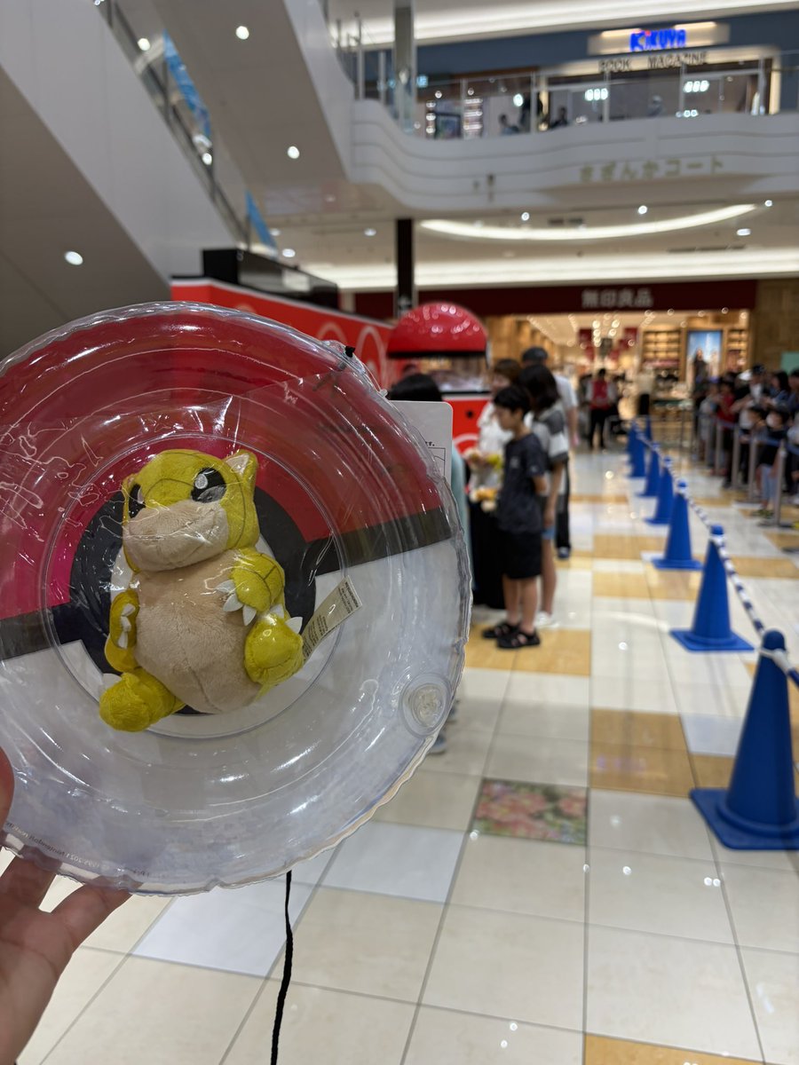 rakuriman5's tweet photo. メガポケモンガチャやってきましたー！！

朝早く行ったおかげまで朝イチの整理券ゲットで
昼から用事があるので帰路についてます。 https://t.co/AOswnyEWRL
