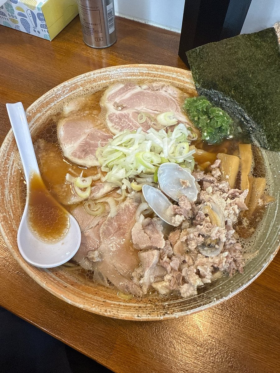 3min_salad's tweet photo. 今日は病院終わりに覆麺神田へ

伊勢海老出汁らーめん🍜正油
(大盛、チャーシュー、青唐、ネックTP)

正油の味がスタートからグンときた！？
いや伊勢海老出汁が濃いんだ…旨ぁ…

ネックを全体に絡めると口あたりが柔らかい味わいに…

旨かったです！ https://t.co/uZHtobEvdr