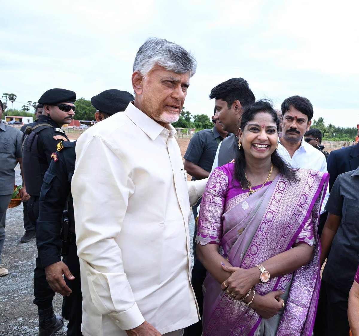 Dr_nelavalaMLA's tweet photo. గూడూరు నియోజకవర్గంలో మరియు శ్రీ సిటీలో పర్యటించిన రాష్ట్ర ముఖ్యమంత్రి శ్రీ నారా చంద్రబాబు నాయుడు గారిని గౌరవ శాసనసభ్యురాలు డా. శ్రీమతి నెలవల విజయశ్రీ గారు మర్యాదపూర్వకంగా కలవడం జరిగింది.
#sullurpet #DrNelavalaVijayaSree #NaraChandrababuNaidu #Sricity #AndhraPradesh #Developmen https://t.co/XcSUFW5UrS