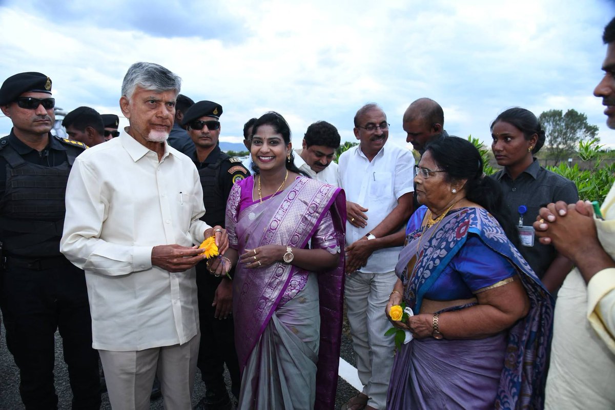 Dr_nelavalaMLA's tweet photo. గూడూరు నియోజకవర్గంలో మరియు శ్రీ సిటీలో పర్యటించిన రాష్ట్ర ముఖ్యమంత్రి శ్రీ నారా చంద్రబాబు నాయుడు గారిని గౌరవ శాసనసభ్యురాలు డా. శ్రీమతి నెలవల విజయశ్రీ గారు మర్యాదపూర్వకంగా కలవడం జరిగింది.
#sullurpet #DrNelavalaVijayaSree #NaraChandrababuNaidu #Sricity #AndhraPradesh #Developmen https://t.co/XcSUFW5UrS