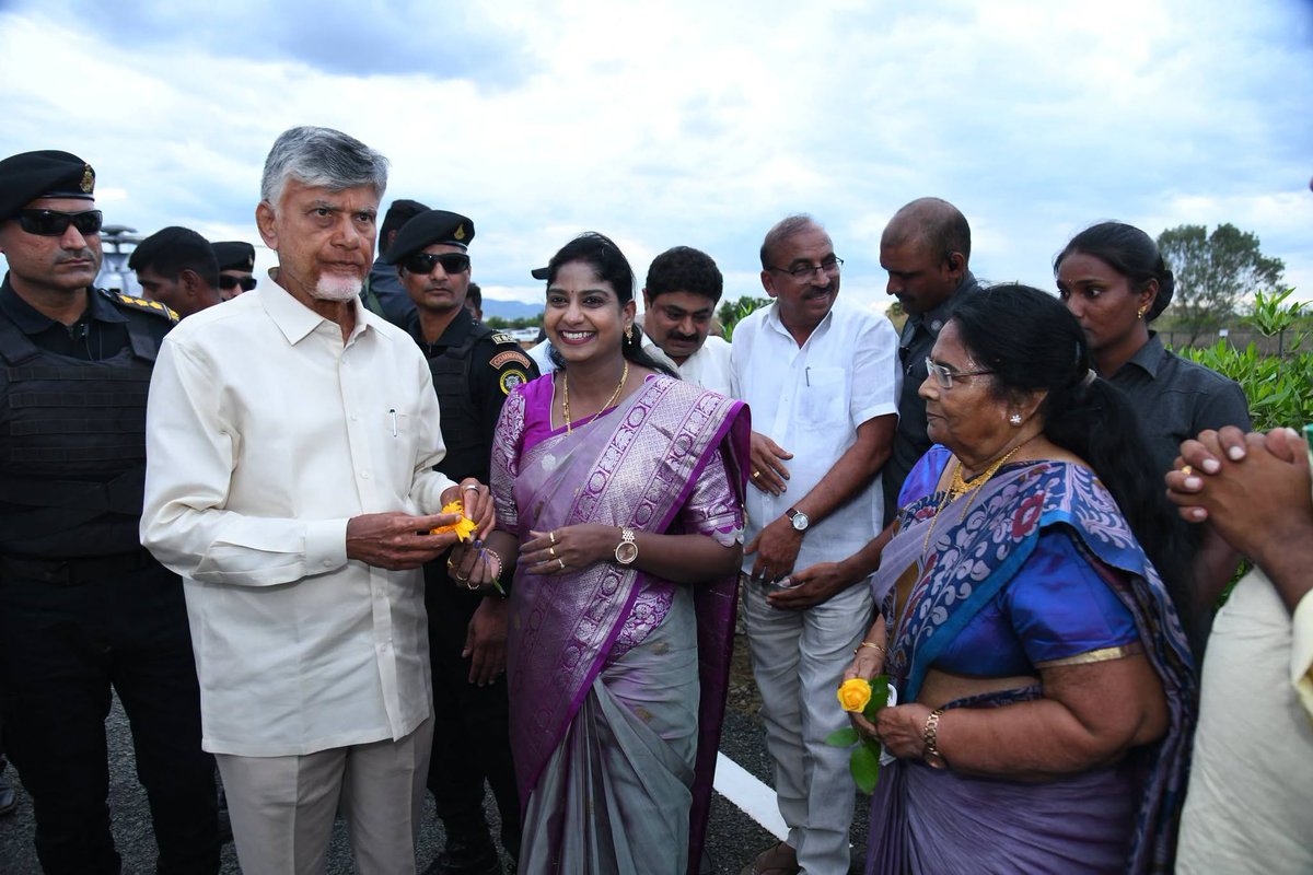 Dr_nelavalaMLA's tweet photo. గూడూరు నియోజకవర్గంలో మరియు శ్రీ సిటీలో పర్యటించిన రాష్ట్ర ముఖ్యమంత్రి శ్రీ నారా చంద్రబాబు నాయుడు గారిని గౌరవ శాసనసభ్యురాలు డా. శ్రీమతి నెలవల విజయశ్రీ గారు మర్యాదపూర్వకంగా కలవడం జరిగింది.
#sullurpet #DrNelavalaVijayaSree #NaraChandrababuNaidu #Sricity #AndhraPradesh #Developmen https://t.co/XcSUFW5UrS