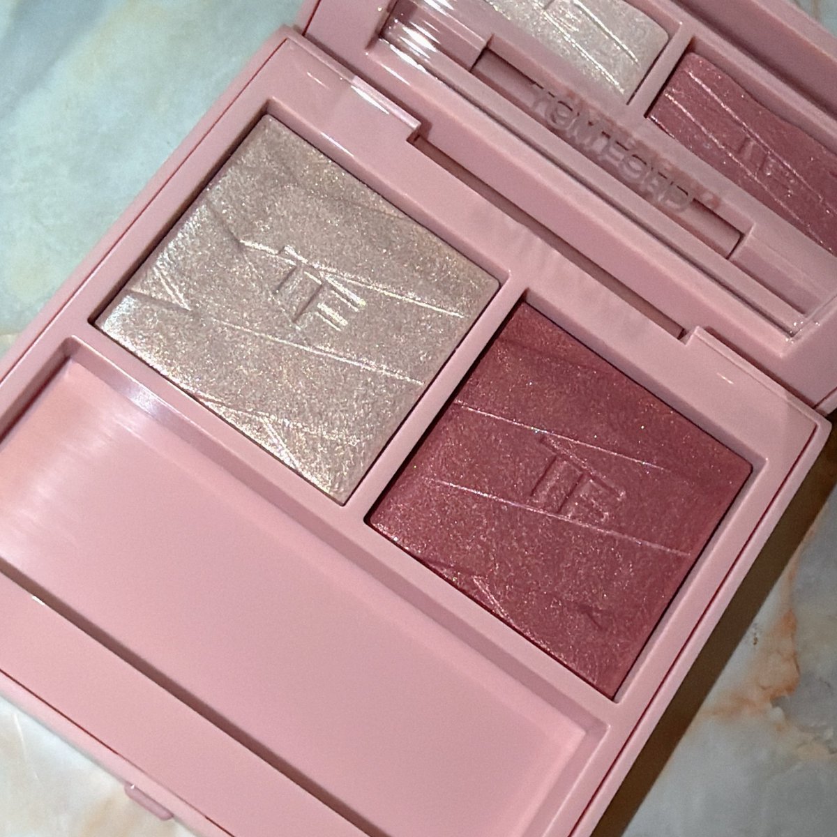 TOMFORD アイ カラー デュオ ルミエール 01ピンクディザイア 02 