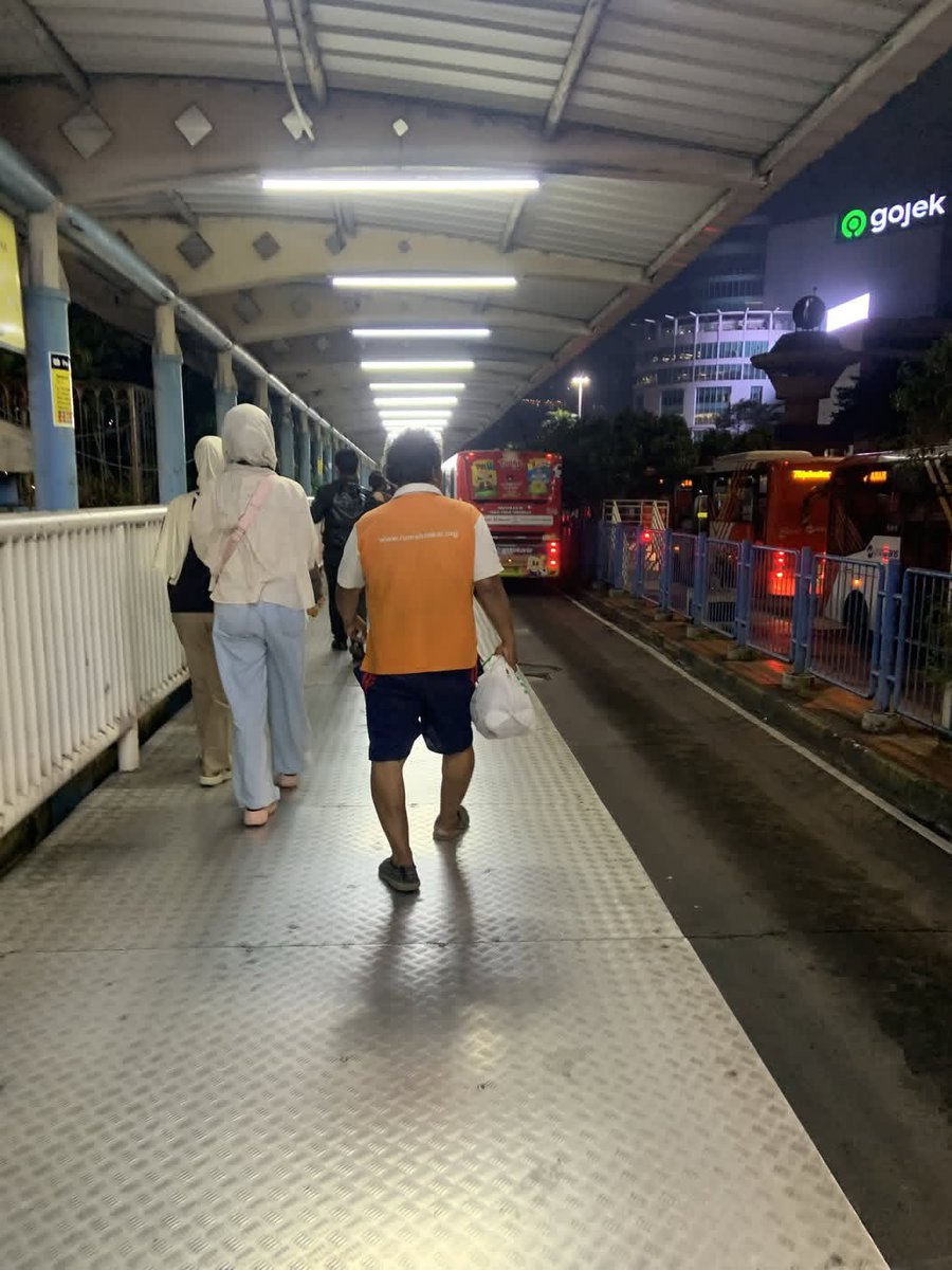 mamahmuda1_'s tweet photo. Nangisin bapak ini gegara gaada yang mau ngalah kasih kursi di tj, Kasian banget Ya Allah, makin pecah nangis pas bapaknya jalan ,jalan nya aja susah,  pas penumpang pada turun dikejaksaan agung, banyak bangku kosong, bapaknya turun diblok m
bapaknya senyum senang dpt kursi😭😭😭😭
Bapak sehat selalu, doa terbaik untuk bapak dan keluarga😭😭😭😭🥺
cc: fidelaa02
