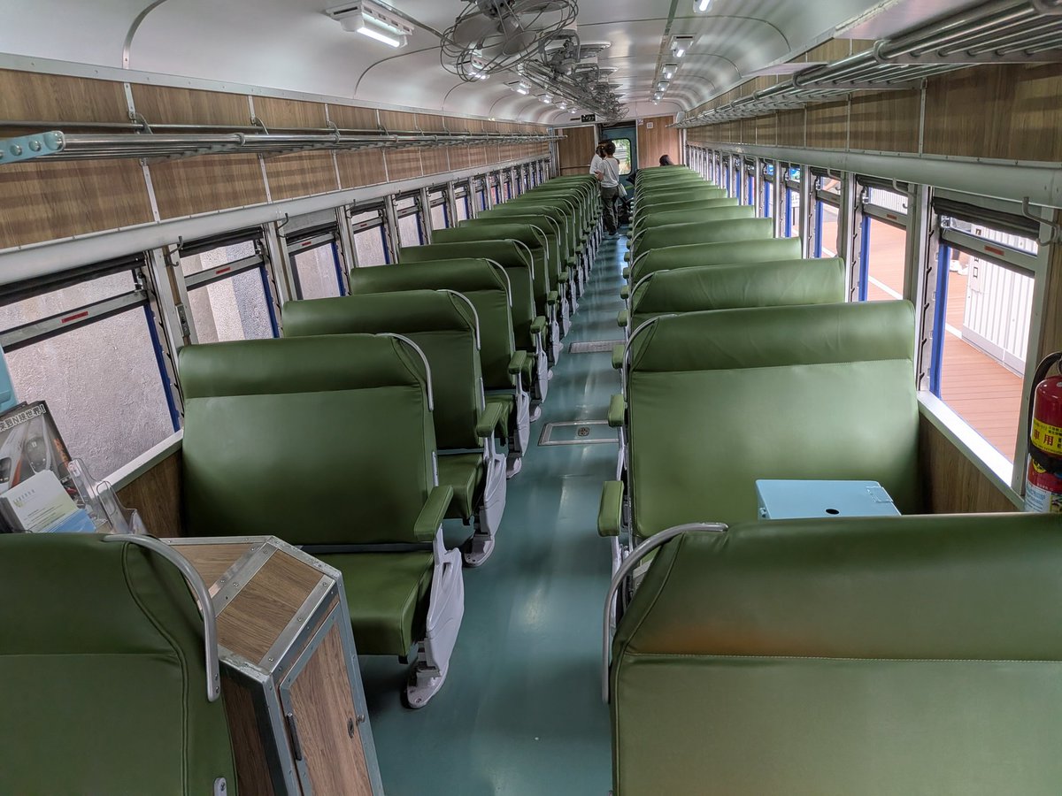 dragon11qq's tweet photo. 非冷房の車内に狭いピッチで転換クロスシートが並ぶ国家鉄道博物館のDR2203。
このディーゼルカーで平渓線を旅してみたかった。
#台湾 https://t.co/o5CUukkiNw