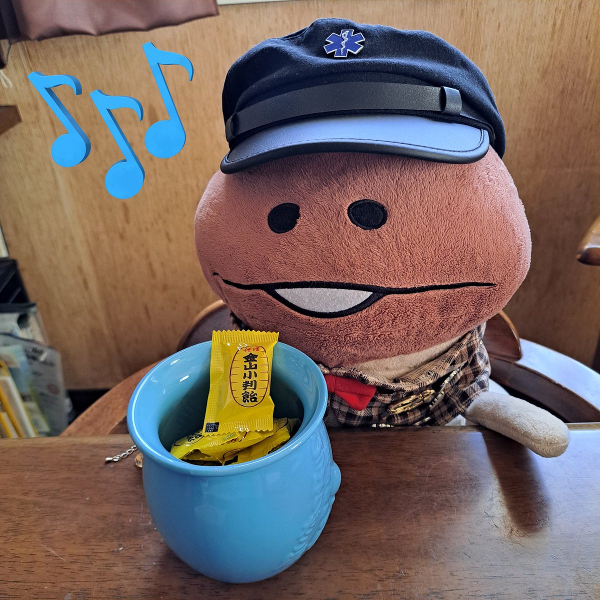akko_nnf's tweet photo. パリちゃん「ひっぱりだこ飯のつぼはやっぱ小判飴入れとくのがいちばん似合うと思うんだよねー😆埋蔵金発掘って感じでさ⚱️✨w
飴ちゃん今回はお土産でもらったんだけどきらさないで常備しといてほしいよ😁ぼくも佐渡行きたーい😉」

パリちゃんのつぼはこどもの日仕様だったので水色なのです🎏🩵 https://t.co/QZFmkYnTgb