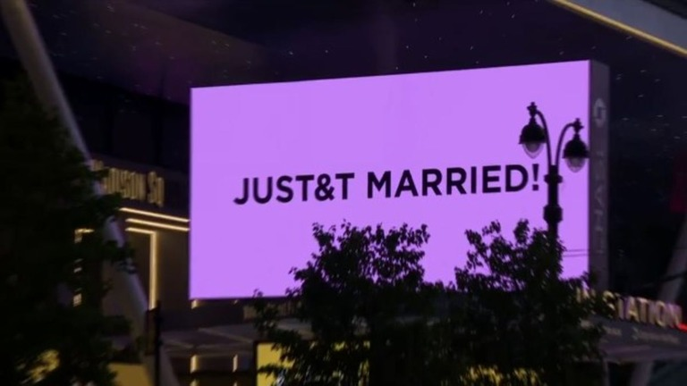 livedoornews's tweet photo. 【祝】テイラー・スウィフト、NFLスター選手と結婚 NYの大型アリーナ「MSG」で挙式
https://t.co/HEcwMF0D6Y

テイラーのお相手はNFLのトラビス・ケルシーだという。式はマディソン・スクエア・ガーデンで開かれ、2人の友人の俳優アダム・サンドラーが1000人のゲストを前に司会を務めた。 https://t.co/5tXdMADkWX