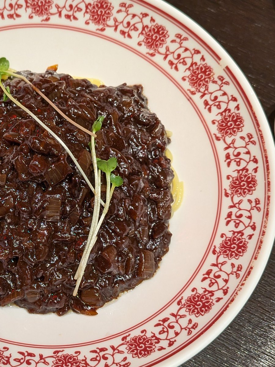 oxoxENAxoxo's tweet photo. 今日朝ごはん　兼　お昼ごはん

この3日間茶色いものばかりｗｗ
でもこのジャージャン麺は格別美味しー♪
韓国の著名な料理人の劉方寧さんのお店です
お腹いっぱい♪
男子諸君はガッツリ食べててたくましいｗ https://t.co/szeu8v3Vmk