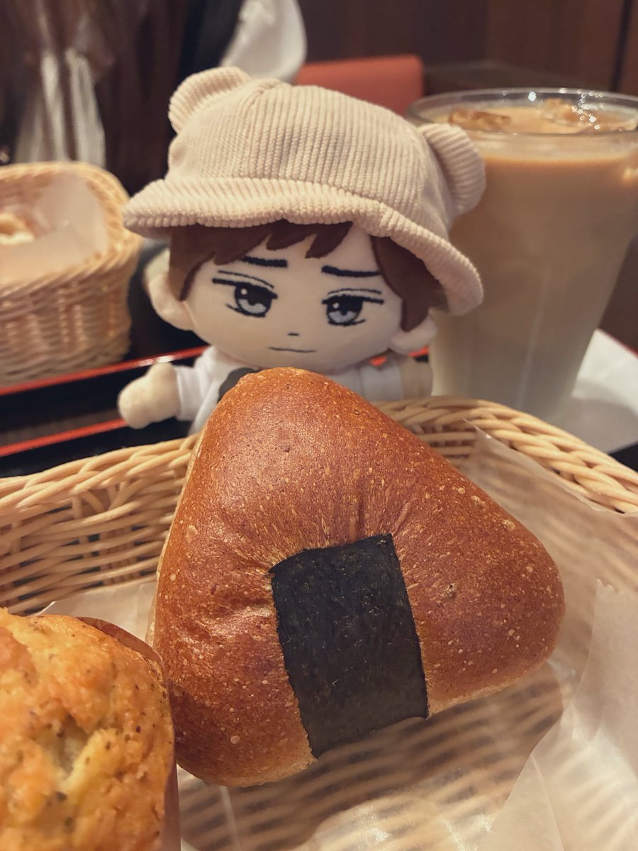 choco_choco555's tweet photo. 朝活🥐🖤

おにぎりパンが本物のおにぎりみたいに
美味しくて🍙
お互いファンミ当たるといいなぁ〜🫧 https://t.co/q6v2O4k7Zg