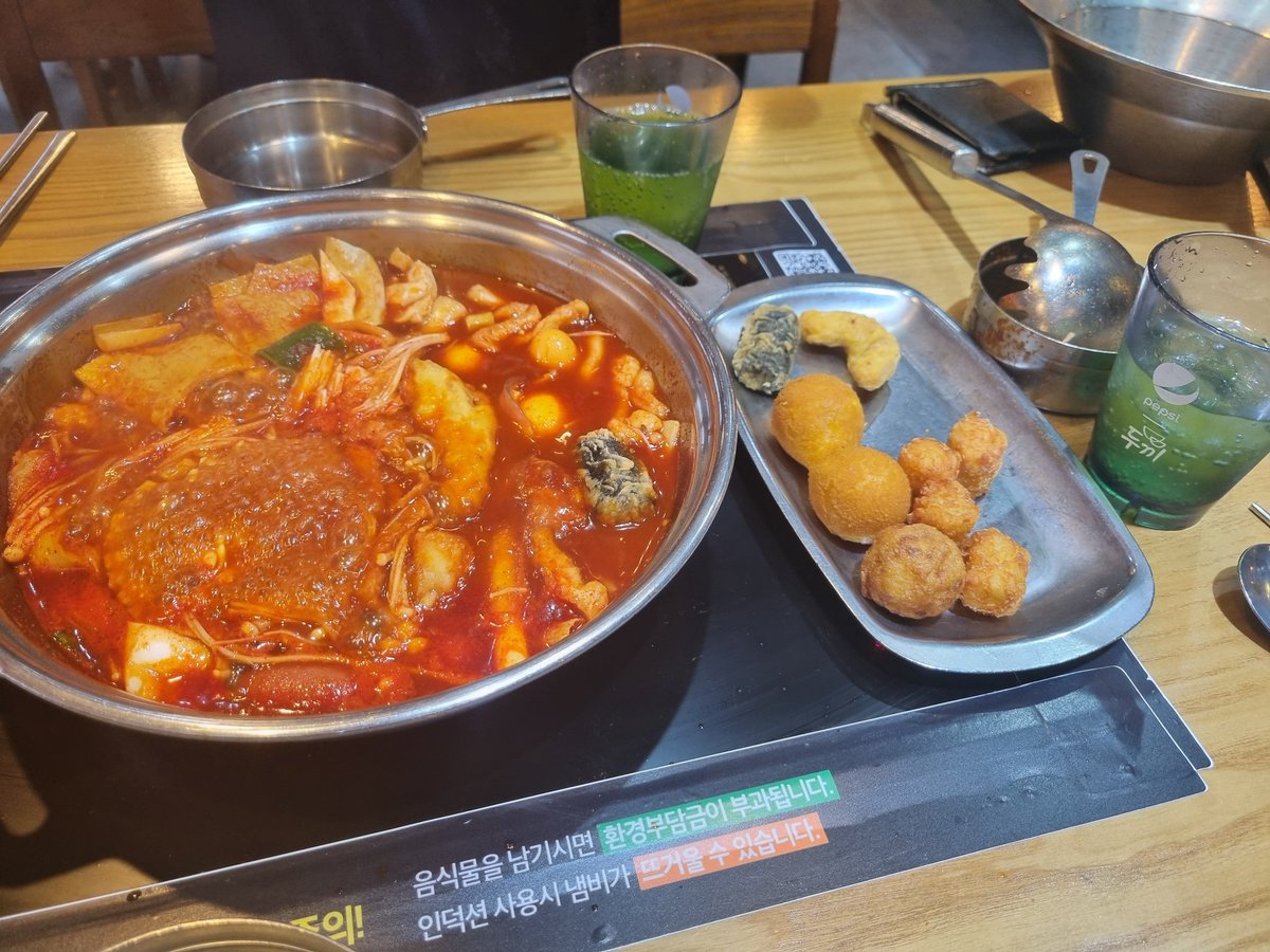 ekfdls2222's tweet photo. トッポギ食べ放題飲み放題1人1190円
自分で作って食べる感じです🤤🤤 https://t.co/kTrHxajasB
