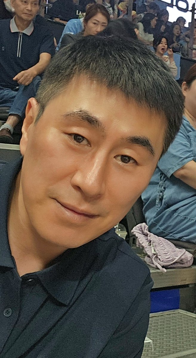 Cam3Db's tweet photo. 어제 국대경기에서 우리 감독님과 셀카😆
나 감독님 셀카 찍어주세요
감 "왜"
나 찍어주세요~
감 안경 ��으며... 찍어라...

셀카 찍고 난 후
감 왜 너는 하얗게 나오는데 나는 검게 나오냐?🤣🤣🤣
감독님 피부가 검으시니까요... 🤣🤣🤣
우리감독님은 역시 츤데레~~~ #이상민  #KCC감독님 https://t.co/TiCXTSLR38