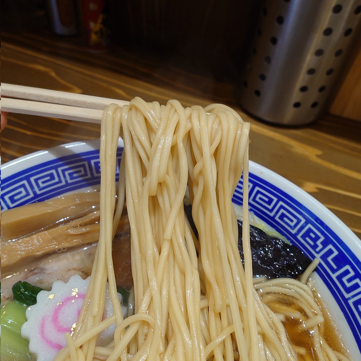 GDB_E4FH's tweet photo. 早良区西新「ブルース軒」で「中華そばGOLD」（1000円）を。2026/7/3〜7/4各日限定100杯、1周年記念メニュー。
九州の最高峰の食材に拘ったゴールデンな中華そばとのことで、天草大王や黒豚、九十九島産の煮干しなどを惜しみなく投入され、麺や具材達にも拘った原価度外視な一杯。至高。(*´艸`) https://t.co/FjzIWpj7KZ
