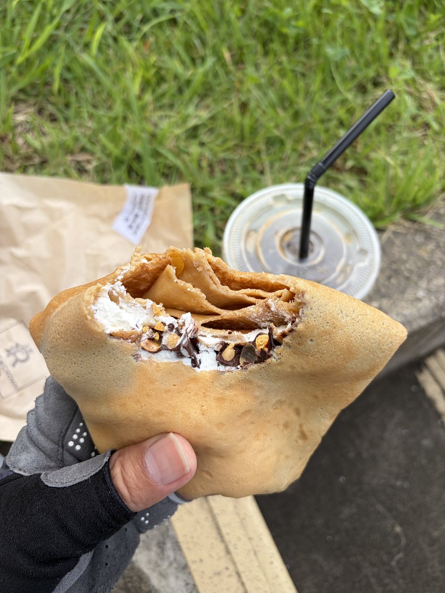 chakky384's tweet photo. トリプルクラウンクレープリーさんのクレープを食べに朝一ライド。

今日はチョコベースのやつをチョイス。ロード乗って、美味しい物食べて、最高の週末スタート🏃‍♂️ https://t.co/V37Agdhp6c