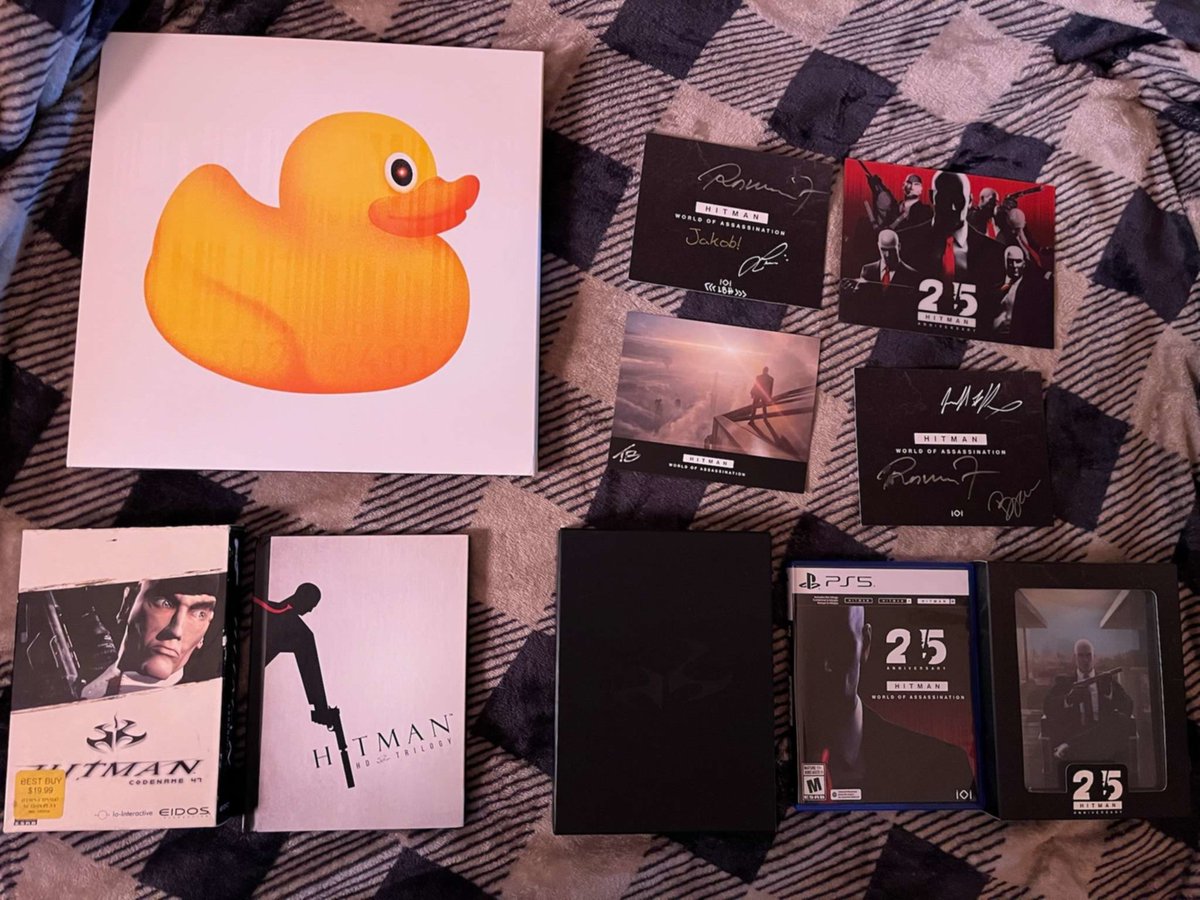 MaxMakesMods's tweet photo. It's kinda sad that I own the last Hitman that will be on physical now. But at least it's almost the coolest possible version I could have (25th anniversary + dev signatures).
Really wish I could get that preorder passport that was included in LGR for a 'complete' version though. https://t.co/eQIdp1ra3r