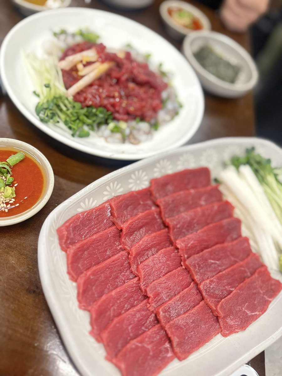 korean_study_r's tweet photo. 韓国で食べたかった物5🥩🥩🥩

人生で初めてユッケ食べた🥹
タコも食べた！最初めっちゃ引っ付いてちょっと痛かったけどめっちゃ美味かった!!

韓国マジで美味しいものあり過ぎ！他にどんな食べ物がありますか？！ https://t.co/teC96yIcuH