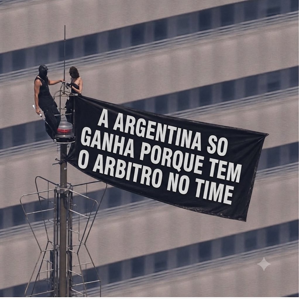 pancwke's tweet photo. pra quem nao sabe, essa era a frase que o casal pendurou no Empire States 

#ARGxCBV https://t.co/tLMyaSege7