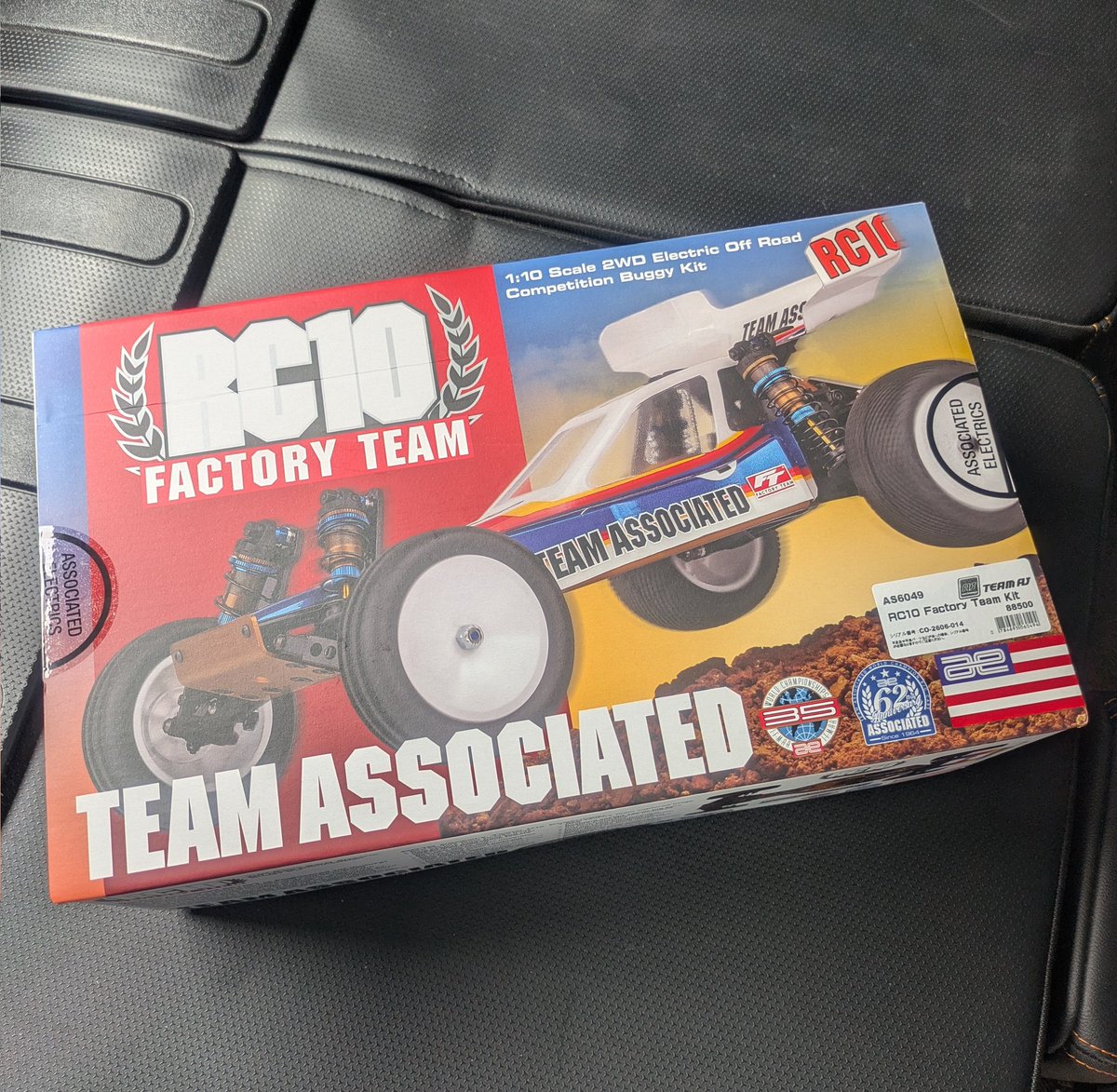 Sonami551's tweet photo. 買っちゃったー😂
時間が出来たら少しずつ作ろー😁
#associated
#RC10FT
#factoryteam https://t.co/sMVsgHbxtE