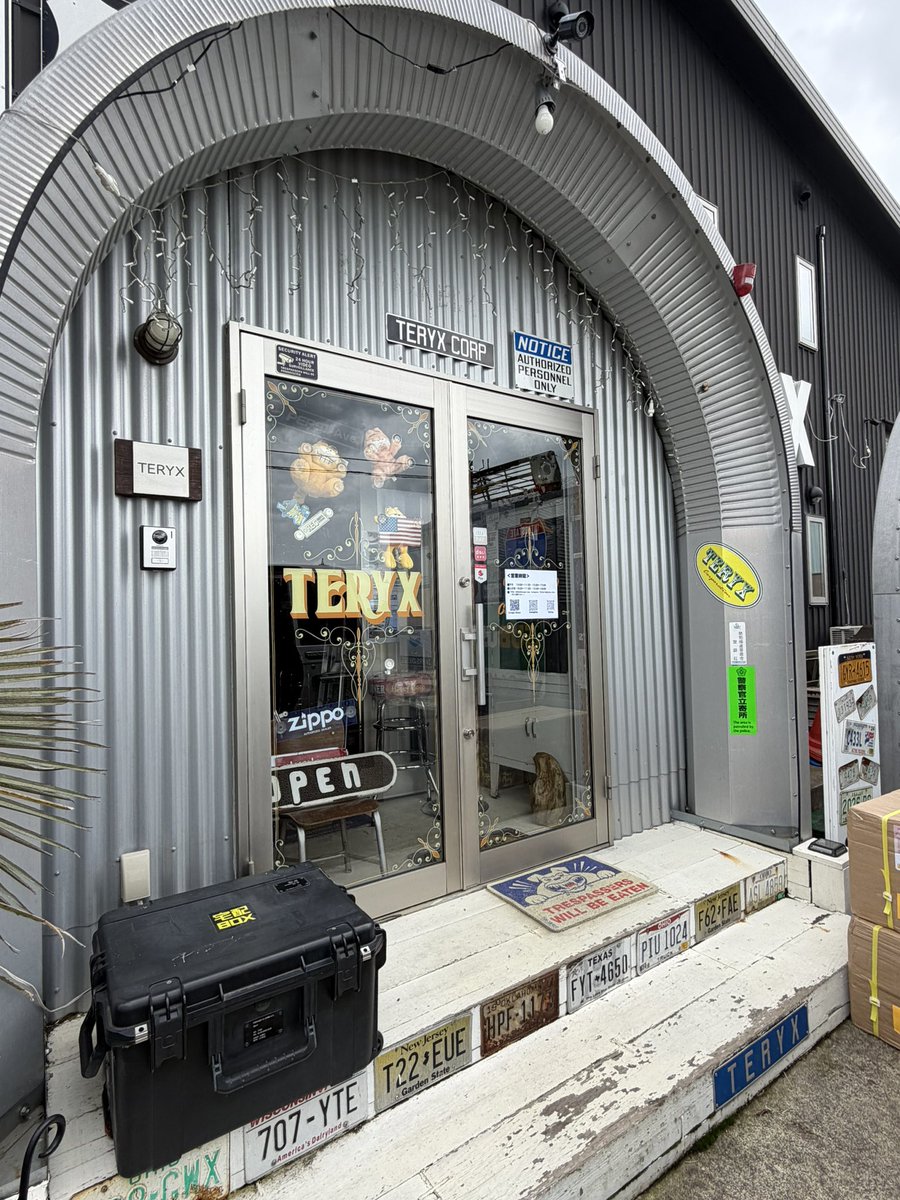 aikomoverider's tweet photo. 昨日は初めてTERYXへ
沢山のアメリカン雑貨は楽しくてずっと見ていられる🇺🇸店主さんが「兼近さんはとても紳士な方でとてもカッコ良かったです」と話されていました✨
ムネ灰皿ありました笑
#メシドラ #TERYX #加須市 https://t.co/wO1fkytN3o
