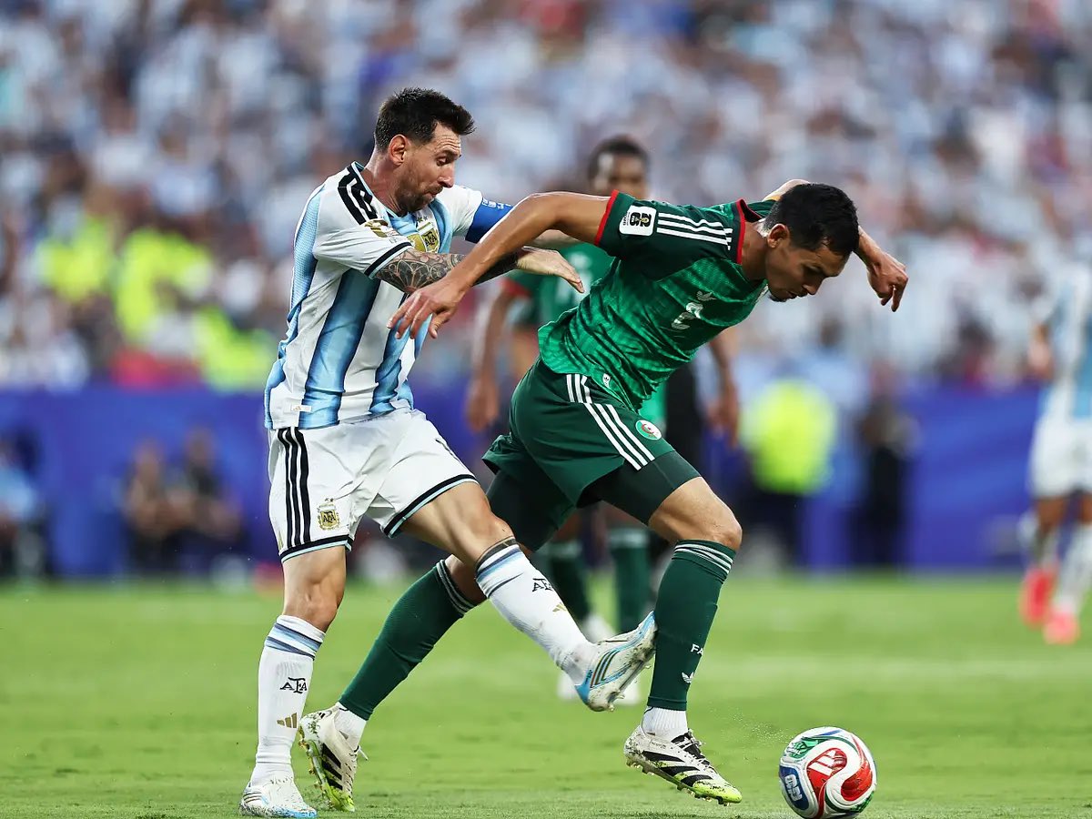 rodrigo_sbarce's tweet photo. @joserra_espn "Nadie te regala nada"?? Le regalaron jugar el siguiente partido en fase de grupos al no sacar la roja en esta salvajada: https://t.co/hm1Q7NSulZ
