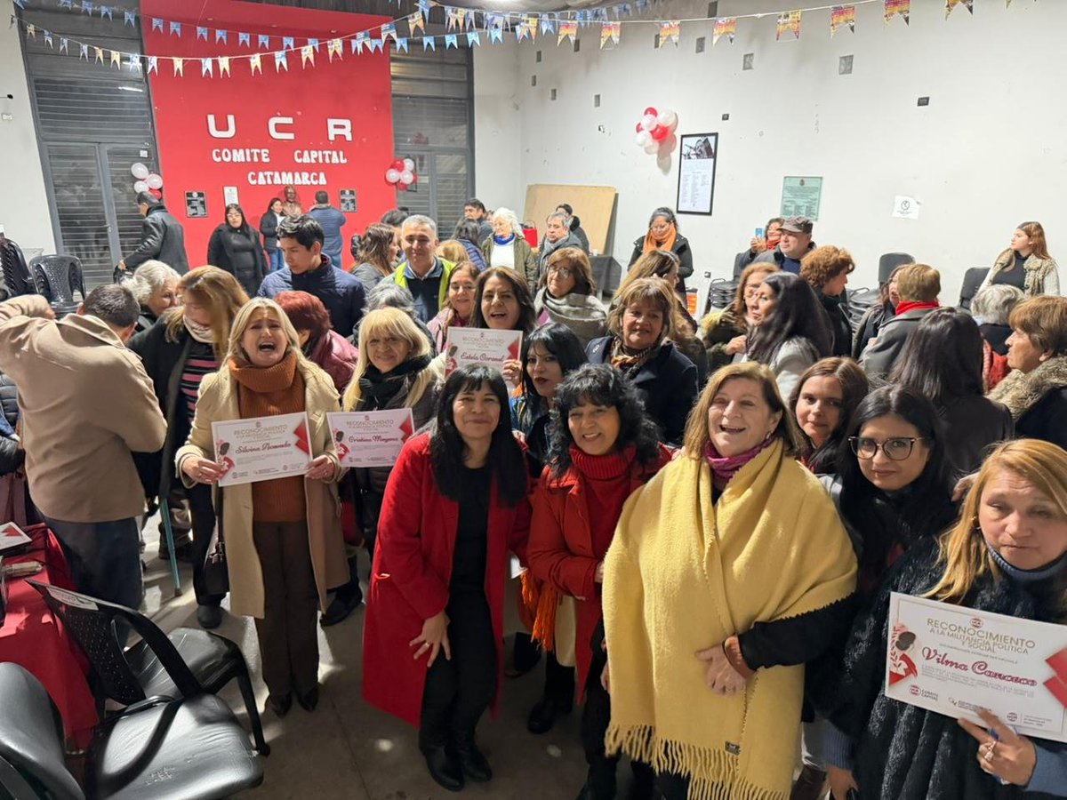 ml_moreno810's tweet photo. Mujeres que abrieron camino!
Inauguración de la galeria de #MujeresRadicales  en Comité Capital #Catamarca. Nos acompañaron @maluisastorani  @orsenix   de la @OficinaProtocVG 
@bettygu_13  de la @_aradicalddhh 

#135añosdelaUCR 
#EsConNosotras https://t.co/4H31XcduPA