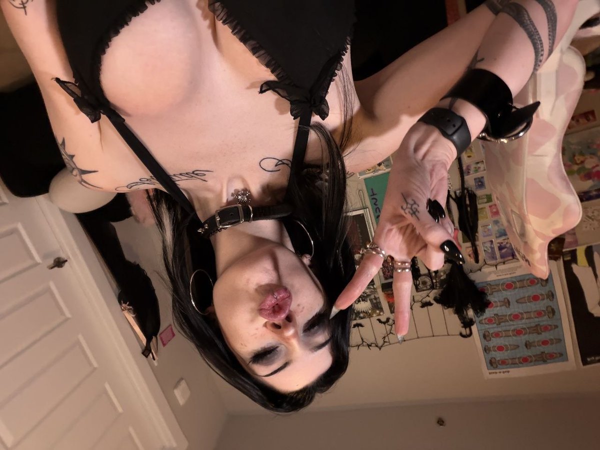 rayslowburn's tweet photo. feeling generous tonight who wants a titty pic 😳 https://t.co/WSi620mSbC