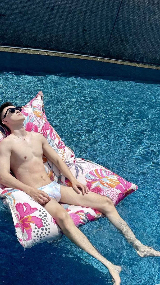 aniskim_'s tweet photo. Are you sunbathing or me🌈 https://t.co/UGN6XcbVaX
