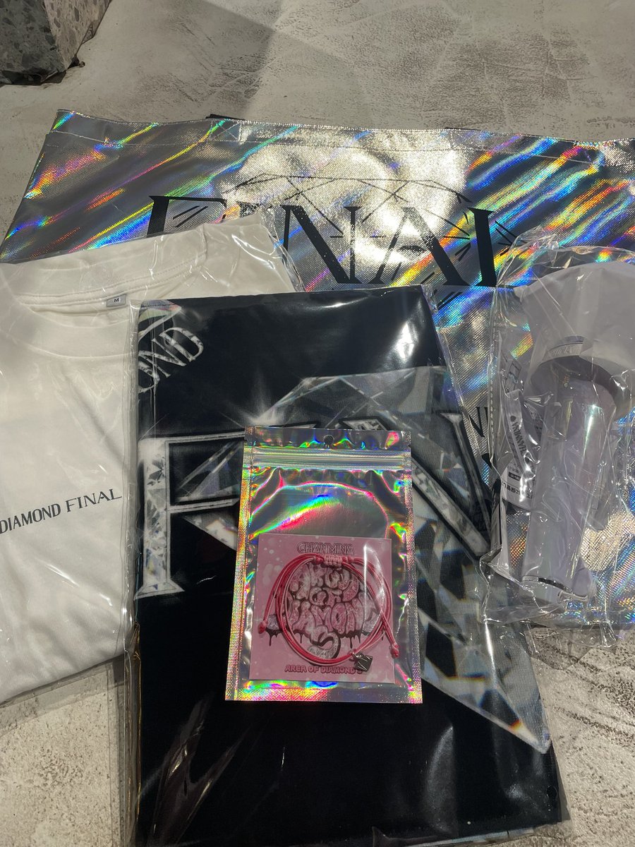 Boh57556's tweet photo. 11:30〜グッズ事前販売無事購入完了✅
売り切れはありませんでした！
11:37には外出てました。
めちゃくちゃスムーズでした😊

#ちゃんみな
#AODFINAL https://t.co/rFTbYMyRdG