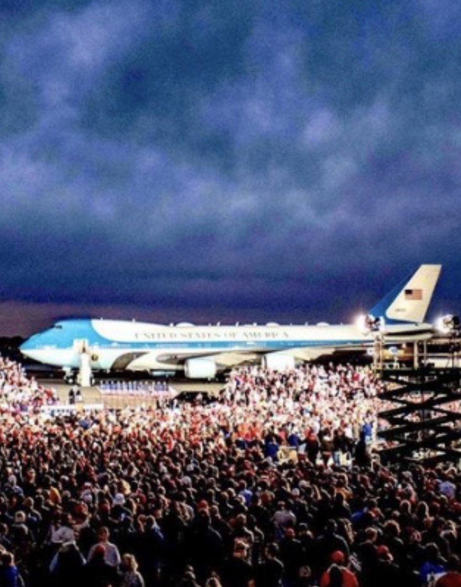 pilldrswife's tweet photo. I personally MUCH prefer the OG color scheme - the colors just look better in the sky - but gorgeous new AF1 & beyond massive! Exactly what America should have for its President, the Leader of the Free World!!! #AirForceOne #AF1 #NewAirForceOne #ThanksQatar #GodBlessPresidentTrump #GodBlessOurTroops #july #IndependenceDay #USA #GodBlessAmerica #ProudToBeAnAmerican