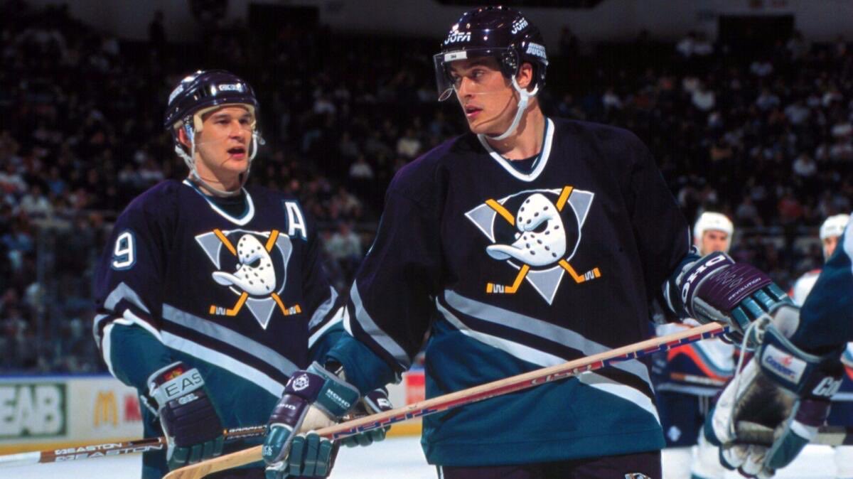jakwresvision's tweet photo. @johnnyrockets27 It’s a sign they should go back to these(better) jerseys and color scheme. https://t.co/xIVuJExrEg
