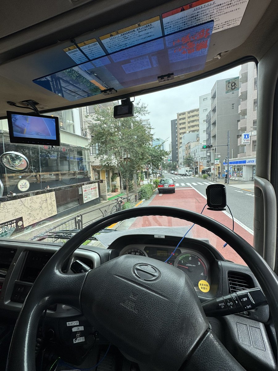 balituuu's tweet photo. ハクビシンが左の建物の隙間に入って行ってた！ https://t.co/OLTdKh6wbo