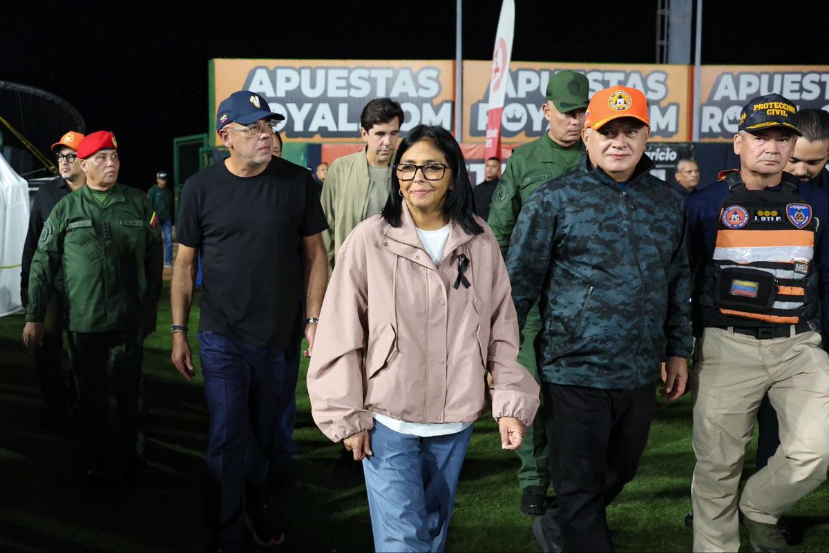 ConElMazoDando's tweet photo. #TodosUnidosSomosChávez | La presidenta encargada de la República, Delcy Rodríguez, este viernes 03 de julio, condecoró a un grupo de rescatistas internacionales con la entrega de los reconocimientos Héroe de Venezuela y Héroes Caninos de Venezuela a un contingente de 478 especialistas y 36 caninos procedentes de 12 naciones de Europa, el Medio Oriente y América Latina.

La jornada se realizó en el Estadio GJ. Jorge Luis García Carneiro en el estado La Guaira, en acto transmitido por Venezolana de Televisión, donde la mandataria encargada condecoró con las citadas medallas a la delegación de Alemania que participó en las labores de rescate y salvamento.

El reconocimiento destaca el aporte de estos equipos internacionales y fortalece los vínculos de cooperación humanitaria y gestión de riesgos en momentos de emergencia nacional.

La actividad contó con la asistencia del presidente de la Asamblea Nacional (AN), Jorge Rodríguez, y el vicepresidente sectorial de Política, Seguridad Ciudadana y Paz, Diosdado Cabello Rondón.

@dcabellor