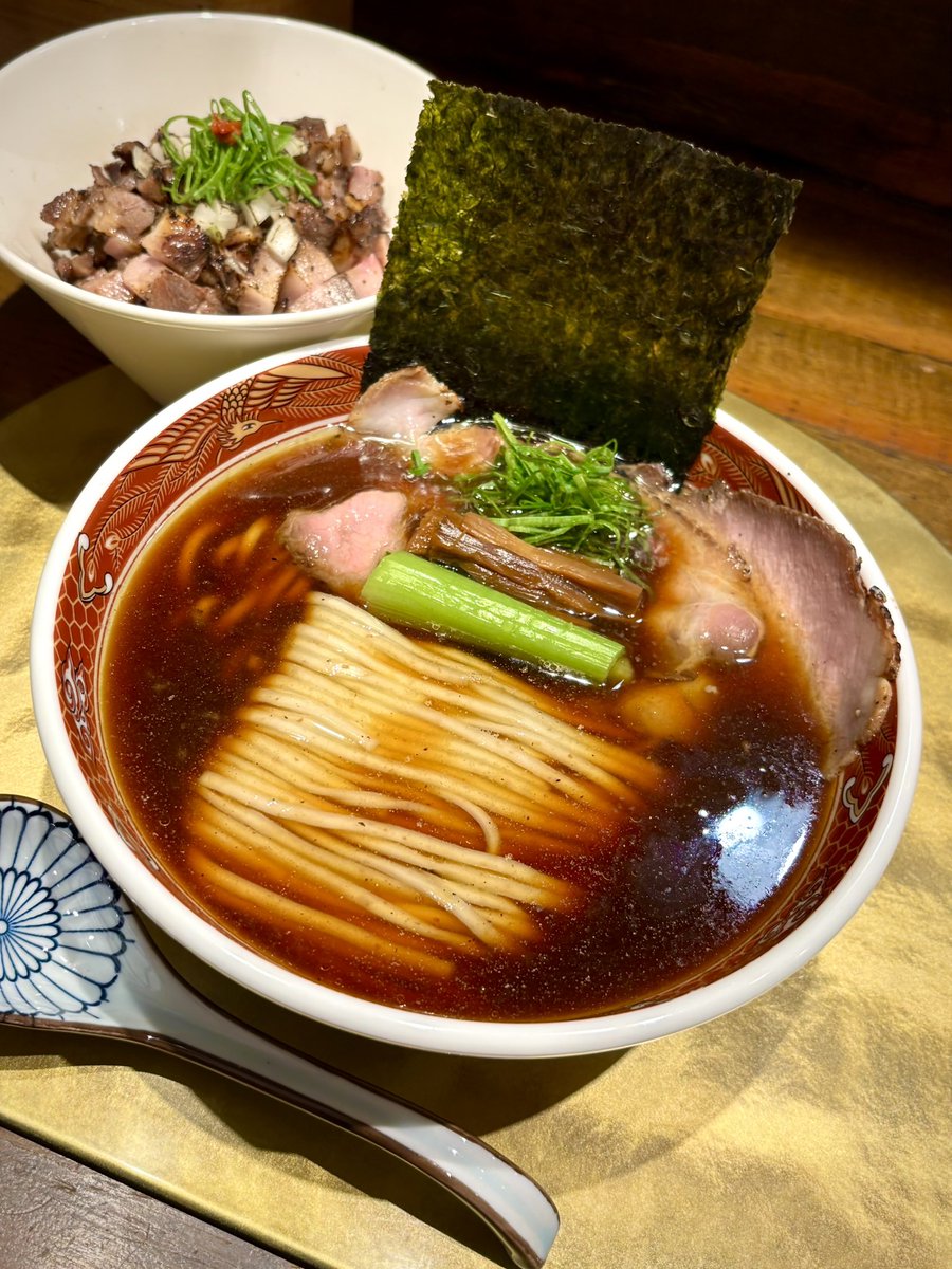 jinjin878's tweet photo. RAMENSHIGENO🍜
SHIGENO中華そば、焦がしネギの炙り肉丼

王道且つ斬新な中華そば。試行錯誤の賜物。SHIGENOスタンダード。そんな言葉がこの先出来るかもしれない✨️香ばしいネギの香り高い肉丼もおすすめ。
今日も最高👏  

大変美味しかったです。
激しく御馳走様でした🙏
#RAMENSHIGENO https://t.co/UTxTxwUdfu