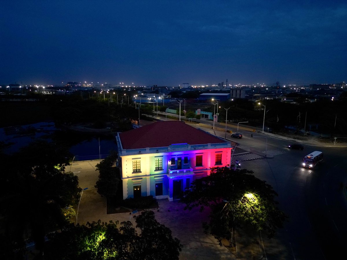alcaldiabquilla's tweet photo. La Catedral Metropolitana María Reina y la Intendencia Fluvial se iluminan con los colores de nuestra patria en honor a la @FCFSeleccionCol, que sigue llenándonos de orgullo e ilusión.

¡Vamos, Selección! Barranquilla late contigo. 🇨🇴 https://t.co/PHTcI6JgHa